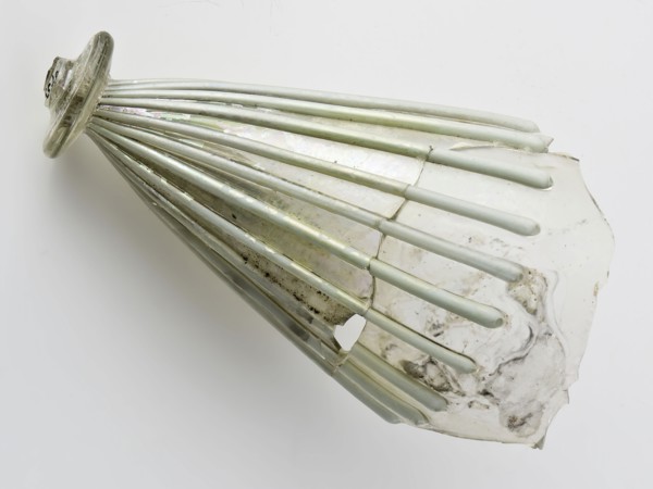 Fragment of stem and calyx of chalice, drinking glass drinking utensils tableware holder soil find glass, free blown and formed
