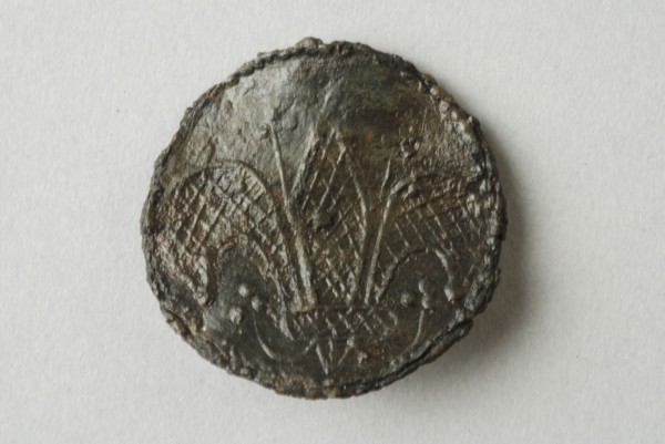 Round pewter pin or batter with fleur de lis as decoration, pin batter soil find souvenir tin lead metal, molded Tin fittings