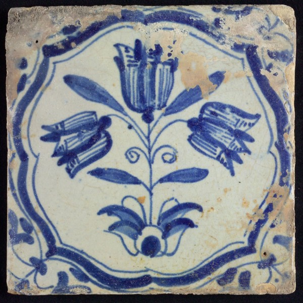 Flower tile with three-pillar tulip in brace frame, blue decor on white ground, corner filling: voluten, wall tile