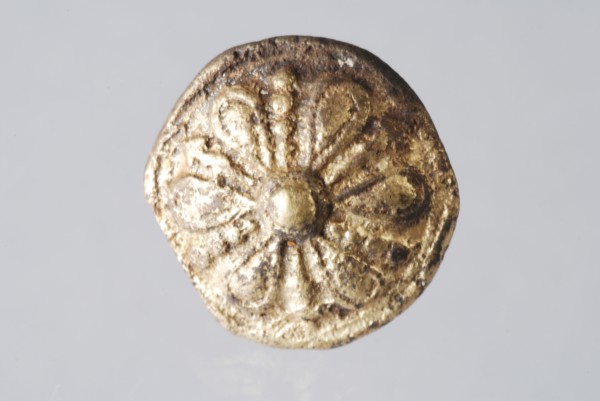 Metal button, decorated with rosette, knot clothing accessory clothing soil find copper brass metal, cast Metal knot decorated