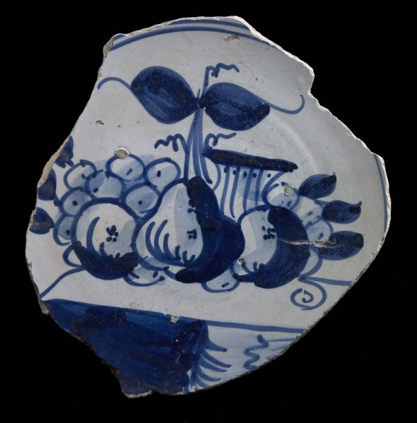 Soul of majolica dish, on which table with fruit, blue decor, dish crockery holder soil find ceramic earthenware glaze lead