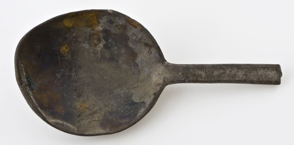 Spoon with oval bowl and flattened, hexagonal handle, spoon cutlery soil find tin metal, cast Oval tray short rat tail hexagonal