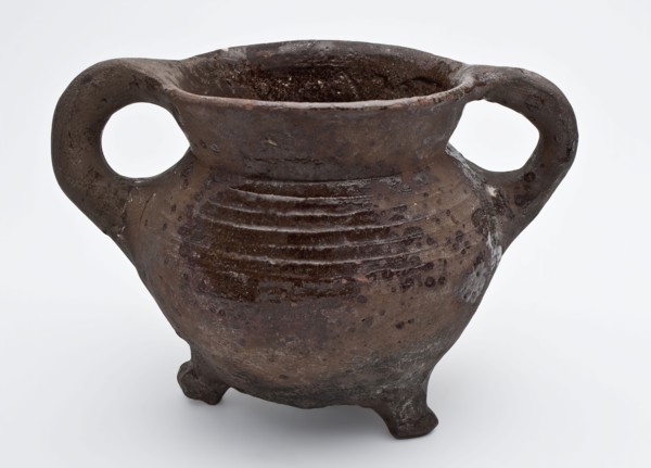Pottery grape on three legs, rings on the shoulder, two ears, grape cooking pot crockery holder kitchen utensils earthenware