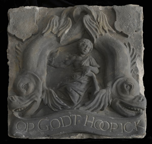Facade stone with the personification of Hope between two dolphins and OP GODT HOOP ICK, facing stone sculpture sculpture