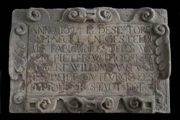 Facade stone with text in the year 1624 is dese tore mapped ... Rotterda, facing brick foundation stone sculpture sculpture