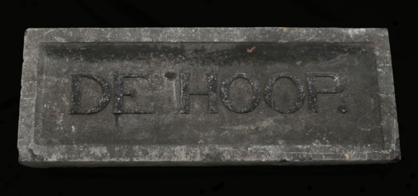 Hard stone facing brick with text DE HOOP, facing brick building component hard stone stone iron lead metal, wall anchors) 77 kg