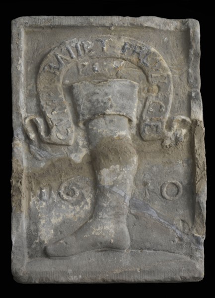 Facade stone with boot and inscription p c y 1610, facing stone sculpture sculpture building component sandstone stone, sculpted