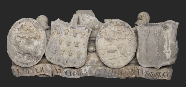 Johannis de Graef, Four coats of arms with ribbon, top of relief main entrance west side Reformed Burgerweeshuis, facing stone