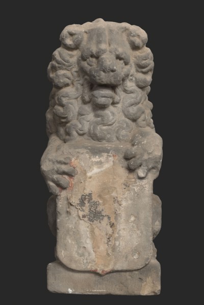 Sculpted seated lion with coat of arms, on square pedestal, sculpture sculpture building component sandstone stone textile paint
