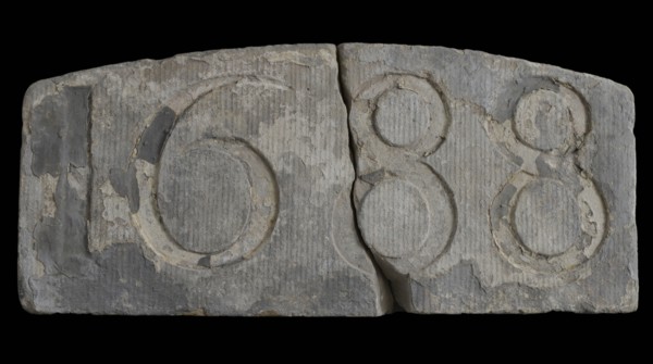 Year stone 1688, facing brick building component sandstone stone, minced Rotterdam Stadsdriehoek? City center? Spui? Sint