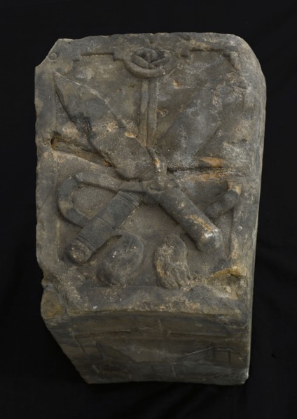Stone of gate of vleeshal, Rotterdam, front two knives, bottom decorated, keystone building element facing stone sculpture