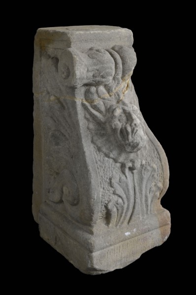 Basement with saterkop and leaf motifs, basement ornament building component sandstone stone, sculpted Inverted baluster-shaped