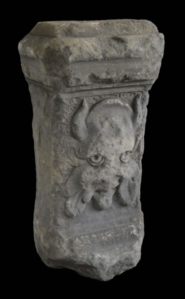 Basement with bull's head, basement ornament building component sandstone stone, sculpted Rectangular base with bull's head