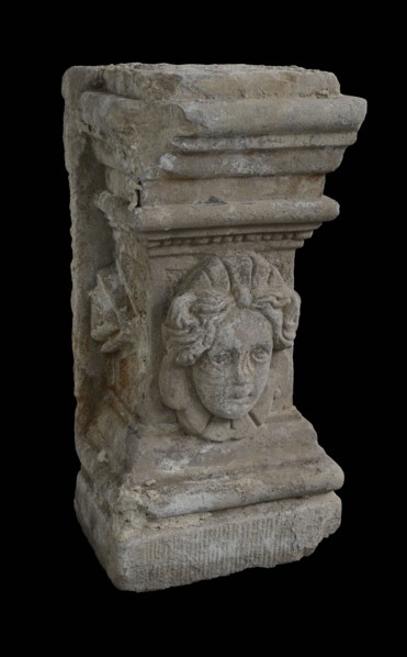 Basement with female head, basement ornament building component sandstone stone, sculpted Rectangular basement with woman's head