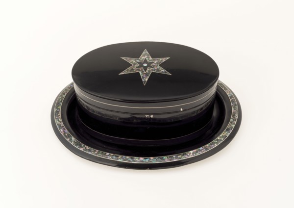 Lodewijk Johannes Nooijen, Lacquered biscuit box with inlaid mother-of-pearl star pattern, biscuit box holder lacquer
