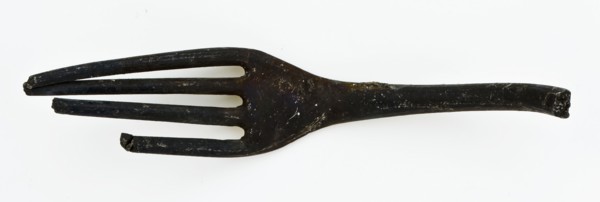 Fork with four teeth and flattened hexagonal handle, fork cutlery soil find tin? metal, current form) archeology Rotterdam