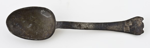 Pewter spoon with oval bowl, rat tail with beak, flat handle, pied the biche handle end, spoon cutlery soil find tin metal, I