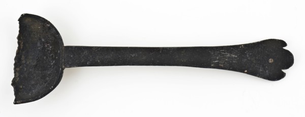 Spoon with oval bowl and flat handle with pied the biche, spoon cutlery soil find tin metal, molded Part of the torn off rat's