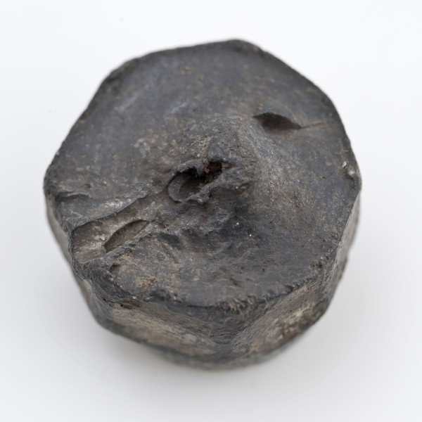 Heptagonal small weight with bulge on top, without mark, weight of founding ground metal, gram cast Octagonal
