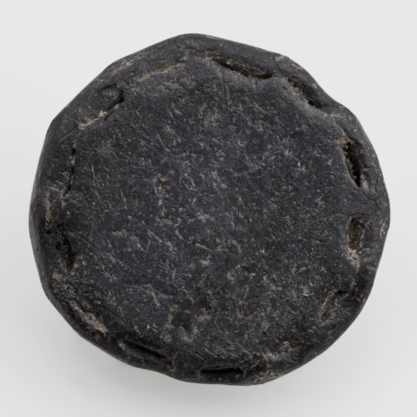 Loden playing disc or playing stone, disc game ground find lead metal, gram poured beaten Disc-shaped with rim with notches