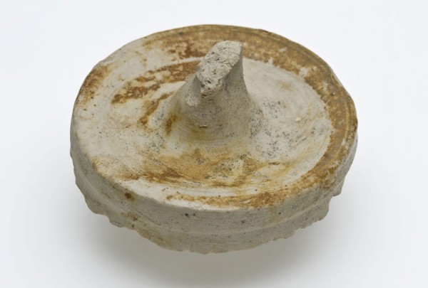 Stoneware lid, knob as handle, lid closure soil found ceramic stoneware glaze salt glaze, Rounded shallow box in the middle