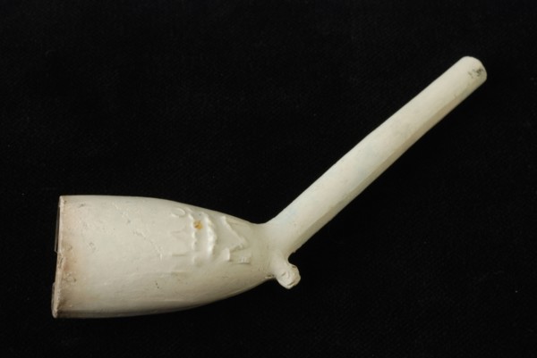 Clay pipe with rail and mark in relief on the side of the boiler, crowned M, clay pipe smoking equipment smoking floor found