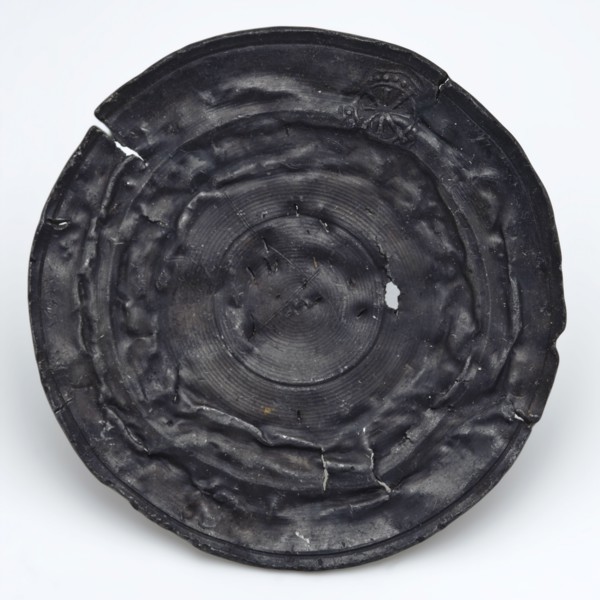 Tin toy plate with tin mark on the rim, plate crockery holder toy relaxant miniature soil find tin metal, cast tin plate. Toys