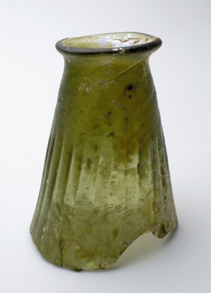 Part of neck and lip of stock bottle, storage bottle bottle holder soil find glass forest glass, cm below the lip (dm lip 4.4 cm