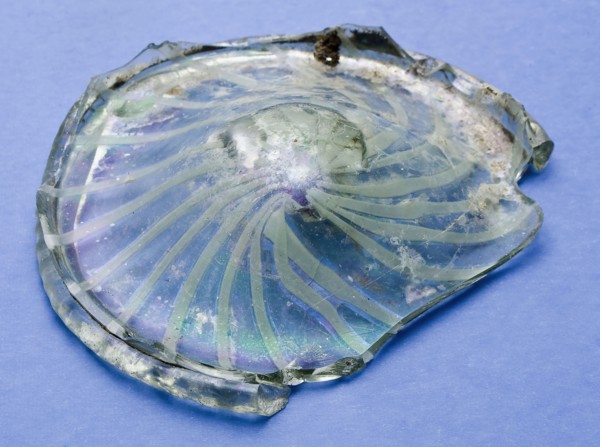 Fragment of soil and stand ring of drinking cup, façon de Venise, vetro fili, drinking cup drinking utensils holder soil find