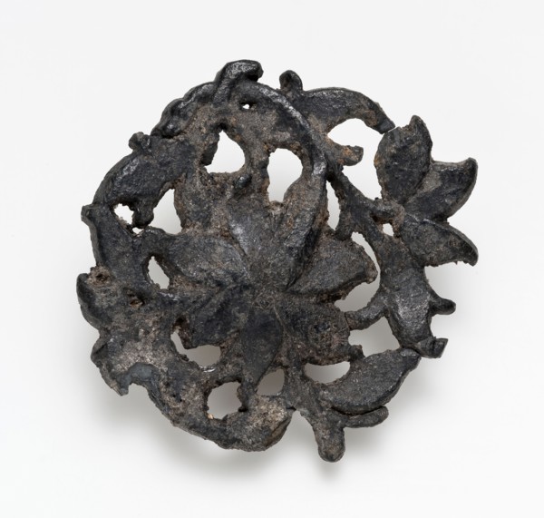 Cut-away metal flower ornament, batter, ornament batter soil found tin metal h 0,2, cast Openwork piece with an embossed side