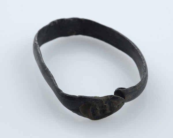 Jan Haegmans, Calibration band of bottle with Rotterdam stamp and letter H, gauge band soil found tin metal h 2.4, Haegmans