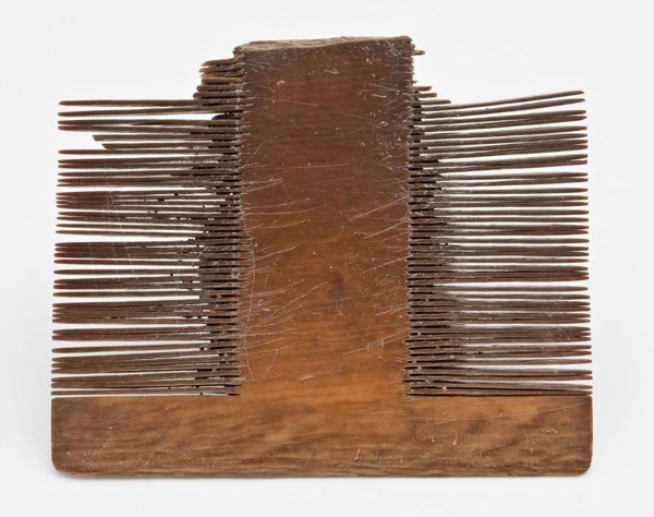 Rectangular, undecorated legs comb with double row of teeth, comb fragment bottomfound leg, sawn Rectangular unadorned comb