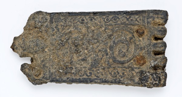Belt tongue or batter plate with decoration, belt tongue clothing accessory clothing soil find tin metal, w 4,3 cast riveted