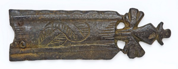 Belt tongue ending in stylized leaves, engraved leaf decoration on center piece, fitting belt accessory soil find copper bronze