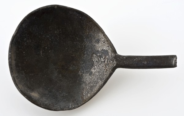 Spoon with fig-shaped container and stem with rectangular cross-section, spoon cutlery soil find tin metal, cast Molded bowl