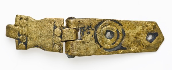 Two hinged parts of ornamental fittings, book fittings?, decorative fittings soil found brass copper metal, engraved Two hinged