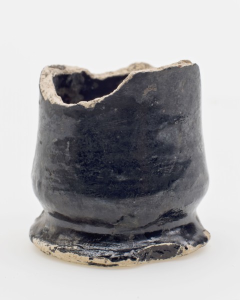 Fragment of ointment jar on stand, ointment jar pot holder soil find ceramic earthenware glaze tin glaze lead glaze hh 4,4, hand