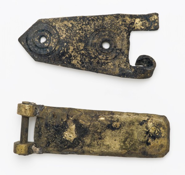 Two parts of brass book fittings, book fittings seizure part of the bottom of the foundations brass metal nr.1), Two pieces