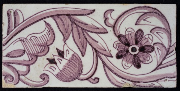 Rectangular edge tile in purple with hinged decor of tulip, with flower of ten oval petals, leaves, type of tulip fawn, yellow