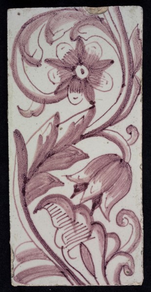 Rectangular edge tile in purple with tulip decor, with light colored flower with 10 oval petals, leaves, tulip fin, yellow