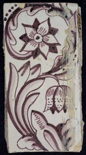 Rectangular edge tile in purple with sling-decoration of speckled tulip, flower with ten triangular petals