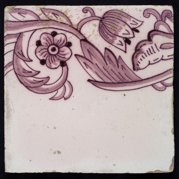 Border tile, purple on lilac fond with tulip garland, flower with five oval petals, leaves, tulip fin on whole, yellow pottery