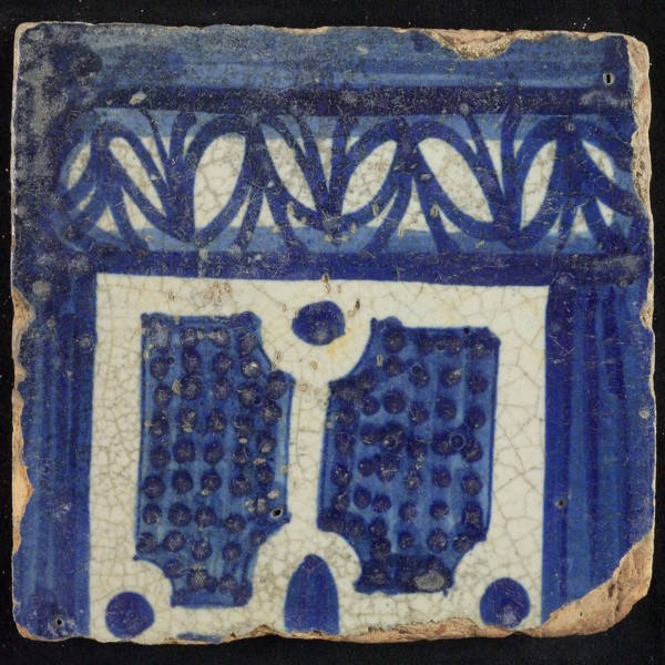 Tile of chimney pilaster, blue on white, bottom of column with basement with leaf motif, compartment with dots, chimney pilaster