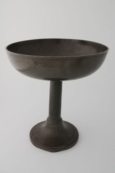 Tinsmith: Johannes Daniël Druy, Chalice-shaped bowl with engraved text on round base CHURCH FEAST DUTCH PORT, bowl scale scale