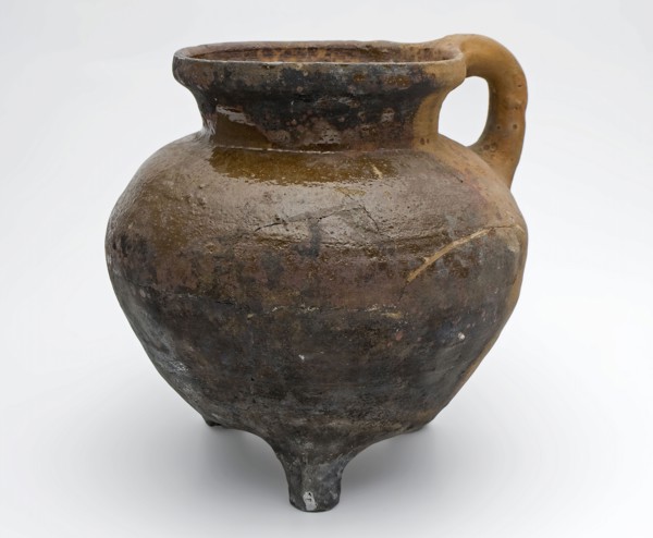 Pottery cooking jug, grape-model, on three legs, one sausage ear, pouch-shaped, grape cooking pot tableware holder utensils