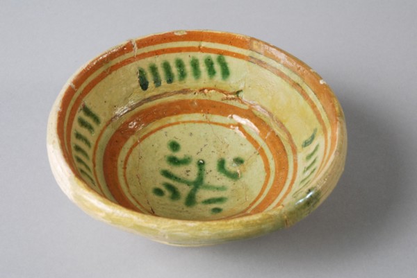 Pottery comes on small stand, gray shard, with circles and stripes in silt decoration, bowl bowl tableware holder soil find
