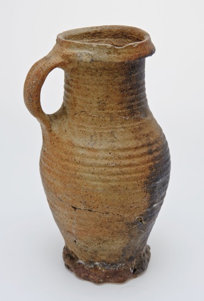 Stoneware jug be on pinched foot, rough, triangular neck edge, proto stoneware, drink jug drinking utensils holder soil find