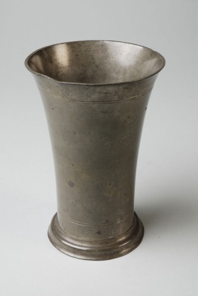 Tinsmith: Johannes Daniël Druy, Funnel-shaped sacrament cup, liturgical cup liturgical container holder tin, molded Two