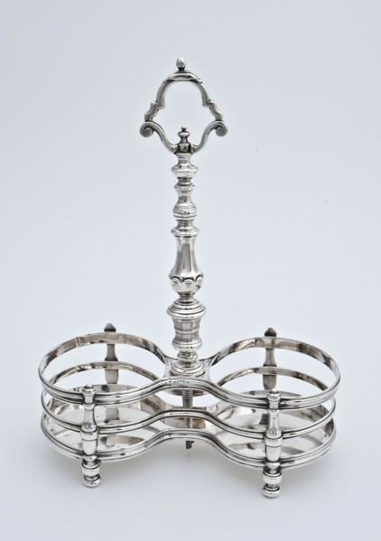 Silver standard of oil and vinegar, oil and vinegar bottle holder silver, cast Two holders next to each other in eight shape