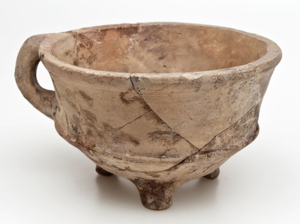 Pottery test, round model on three legs, standing ear, unglazed, fire test test heating floor finding ceramic earthenware, hand